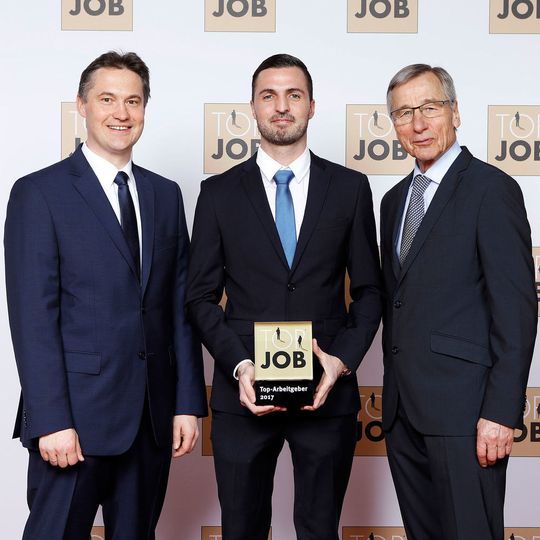Top-Job-Verleihung 2017 (v. l.): Sven Wischnewski (Geschäftsführer Siko), Armin Steiert (Personalleitung Siko), Wolfgang Clement (Wirtschaftsminister a. D.). Top-Job-Verleihung 2017 (v. l.): Sven Wischnewski (Geschäftsführer Siko), Armin Steiert (Personalleitung Siko), Wolfgang Clement (Wirtschaftsminister a. D.).
