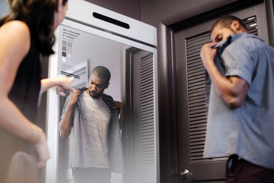 Digitale Outfitberatung: Über einen interaktiven Touchscreen kann der Kunde direkt mit einem Verkäufer kommunizieren und sich beispielsweise eine andere Größe in die Kabine bringen lassen. Digitale Outfitberatung: Über einen interaktiven Touchscreen kann der Kunde direkt mit einem Verkäufer kommunizieren und sich beispielsweise eine andere Größe in die Kabine bringen lassen.