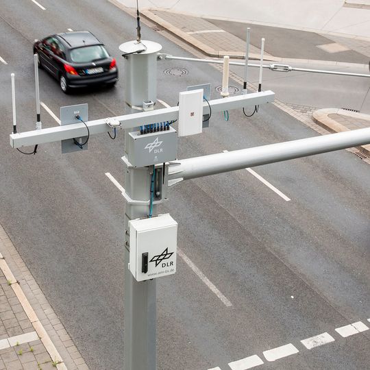 Das Land Niedersachsen und das Deutsche Zentrum für Luft- und Raumfahrt wollen auf den Autobahnen und Bundesstraßen um Braunschweig automatisierte Fahrzeuge testen. Das Land Niedersachsen und das Deutsche Zentrum für Luft- und Raumfahrt wollen auf den Autobahnen und Bundesstraßen um Braunschweig automatisierte Fahrzeuge testen.