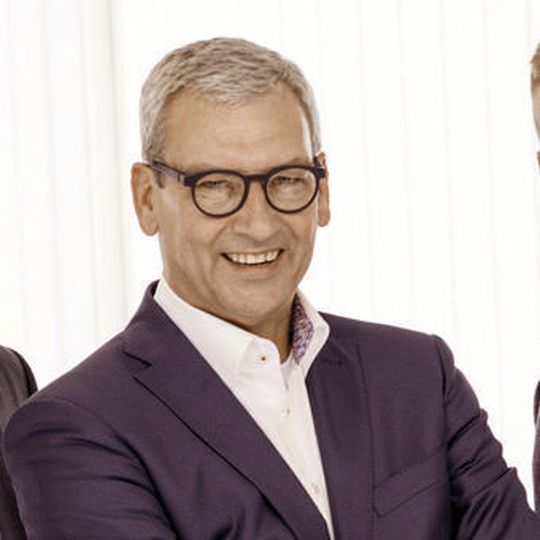Tammo Kayser spricht auf den Autovertriebstagen 2017 über sein Fünf-Sterne-Autohaus. Tammo Kayser spricht auf den Autovertriebstagen 2017 über sein Fünf-Sterne-Autohaus.