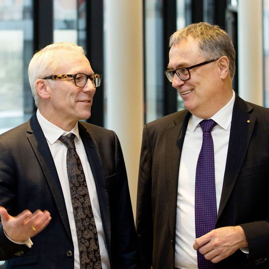 Fusioniert, um zu wachsen: Dr. Dirk Leiß, Vorstandsvorsitzender der Benecke-Kaliko AG (l.), und Dr. Hans-Hinrich Kruse, Vorstandsvorsitzender der Konrad Hornschuch AG. Fusioniert, um zu wachsen: Dr. Dirk Leiß, Vorstandsvorsitzender der Benecke-Kaliko AG (l.), und Dr. Hans-Hinrich Kruse, Vorstandsvorsitzender der Konrad Hornschuch AG.