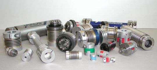 Servokupplungen gehören zum umfangreiches Programm: Die Metallbalgkupplungen von Jakob Antriebstechnik stehen im Mittelpunkt des Angebots an Servokupplungen. Elastomerkupplungen, Miniatur-Kupplungen und Distanzkupplungen runden das Programm für viele Einsatzbereiche ab. Bilder: Jakob Antriebstechnik Servokupplungen gehören zum umfangreiches Programm: Die Metallbalgkupplungen von Jakob Antriebstechnik stehen im Mittelpunkt des Angebots an Servokupplungen. Elastomerkupplungen, Miniatur-Kupplungen und Distanzkupplungen runden das Programm für viele Einsatzbereiche ab. Bilder: Jakob Antriebstechnik