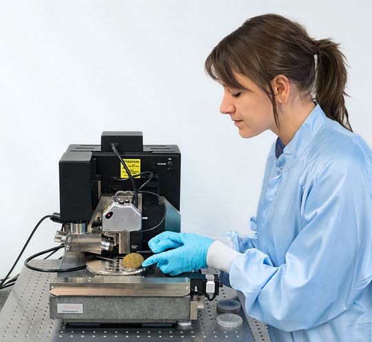 Alina Lyuleeva am Rasterkraftmikroskop, mit dem die Silizium-Nanoblättchen vermessen werden Alina Lyuleeva am Rasterkraftmikroskop, mit dem die Silizium-Nanoblättchen vermessen werden