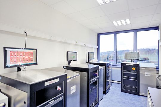 Vier IST-Testgeräte und weitere Untersuchungs- und Analyseverfahren bilden die Basis für und messbare Zuverlässigkeit der Dyconex-Produkte. Vier IST-Testgeräte und weitere Untersuchungs- und Analyseverfahren bilden die Basis für und messbare Zuverlässigkeit der Dyconex-Produkte.