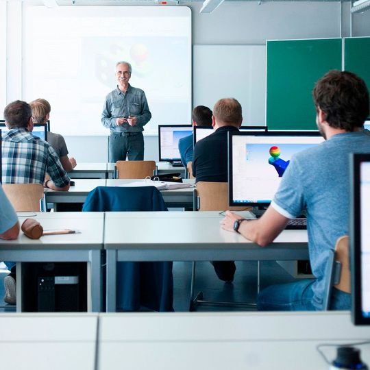 Der berufsbegleitende Master „Applied Computational Mechanics“ hat inzwischen mehr als 100 erfolgreiche Absolventen. Der berufsbegleitende Master „Applied Computational Mechanics“ hat inzwischen mehr als 100 erfolgreiche Absolventen.