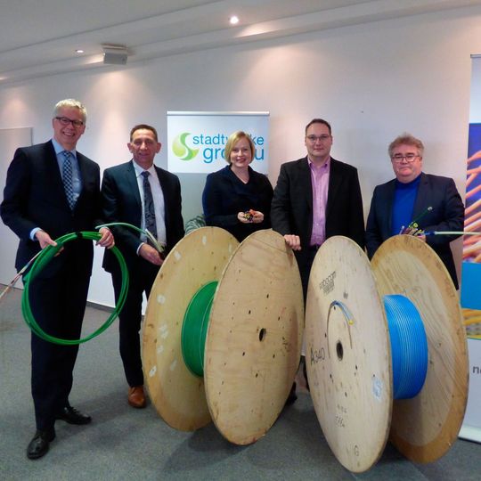 (V. l.) Dr. Wilhelm Drepper (Geschäftsführer Stadtwerke Gronau), Jeroen van de Lagemaat (Geschäftsführer NDIX), Sonja Jürgens (Bürgermeisterin Stadt Gronau), Björn Scheffer (Geschäftsführer efense GmbH in Gronau), Michael Laube (Geschäftsführer PHOTOART Food- und Werbefotografie GmbH in Gronau) (V. l.) Dr. Wilhelm Drepper (Geschäftsführer Stadtwerke Gronau), Jeroen van de Lagemaat (Geschäftsführer NDIX), Sonja Jürgens (Bürgermeisterin Stadt Gronau), Björn Scheffer (Geschäftsführer efense GmbH in Gronau), Michael Laube (Geschäftsführer PHOTOART Food- und Werbefotografie GmbH in Gronau)
