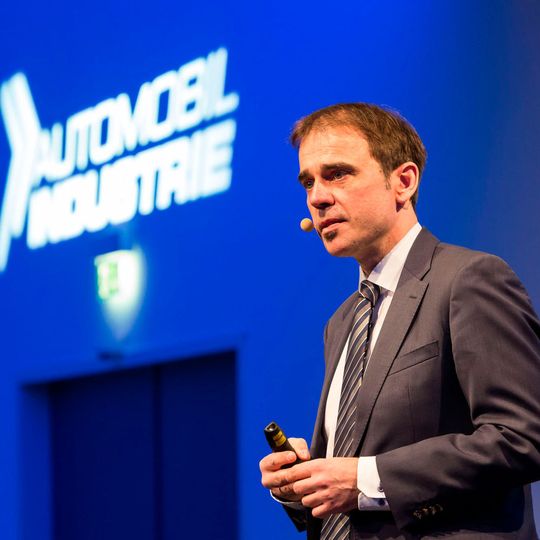 Dr. Stephan Krinke von Volkswagen stellte auf dem Leichtbaugipfel das Life Cycle Engineering vor. Dr. Stephan Krinke von Volkswagen stellte auf dem Leichtbaugipfel das Life Cycle Engineering vor.