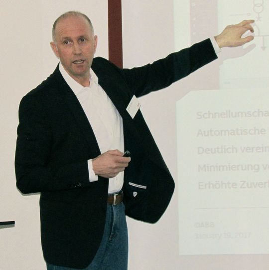 Jens Kunkel, Marketing Director EPPC bei ABB, hat auf der Vorpressekonferenz zur Hannover Messe gezeigt, wie bei System Pro E Power eine modulare Schranklösung und intelligente Schaltgeräte zusammenspielen.
