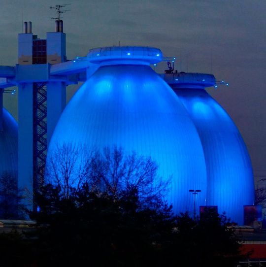 In Biogasanlagen wird der Klärschlamm vergoren. In Biogasanlagen wird der Klärschlamm vergoren.