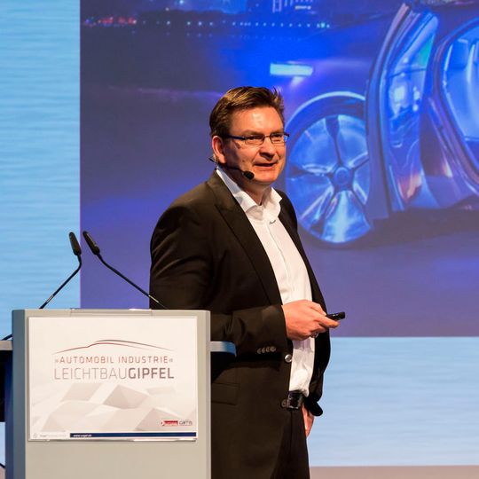 Dr. Thomas Behr, Leiter Karosserietechnologien, Forschung und Vorentwicklung der Daimler AG, gab einen Überblick über die Leichtbau-Strategien der OEMs. Dr. Thomas Behr, Leiter Karosserietechnologien, Forschung und Vorentwicklung der Daimler AG, gab einen Überblick über die Leichtbau-Strategien der OEMs.