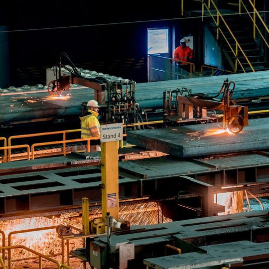 Die Thyssenkrupp-Geschäftsbereiche Millservices & Systems sowie Steel Europe haben im Oxygen-Stahlwerk 2 eine neue Anlage zum Längsteilen von Brammen in Betrieb genommen. Die Thyssenkrupp-Geschäftsbereiche Millservices & Systems sowie Steel Europe haben im Oxygen-Stahlwerk 2 eine neue Anlage zum Längsteilen von Brammen in Betrieb genommen.