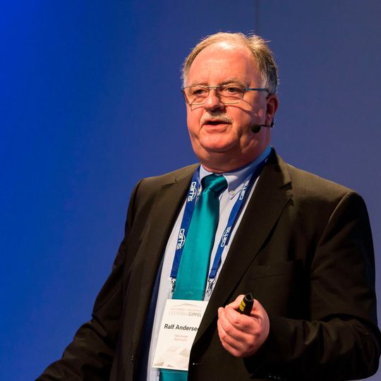 Ralf Anderseck, Geschäftsführer der TWI GmbH, beschreibt auf dem Leichtbau-Gipfel 2017 die Chancen für Magnesium-Komponenten in der Automobilindustrie. Ralf Anderseck, Geschäftsführer der TWI GmbH, beschreibt auf dem Leichtbau-Gipfel 2017 die Chancen für Magnesium-Komponenten in der Automobilindustrie.
