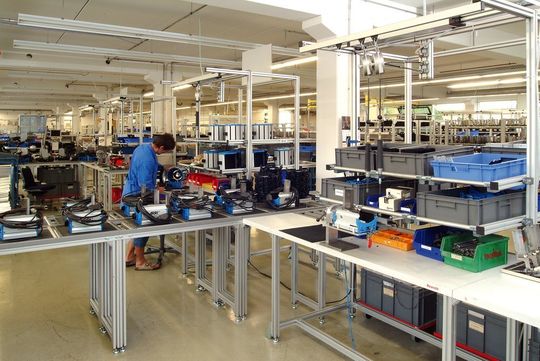Mit den Manuellen Produktionssystemen MPS von Rexroth konnte die Scheinwerferproduktion bei Arri um 40% gesteigert und der Platzbedarf um 35% verringert werden.Bild: Bosch Rexroth Mit den Manuellen Produktionssystemen MPS von Rexroth konnte die Scheinwerferproduktion bei Arri um 40% gesteigert und der Platzbedarf um 35% verringert werden.Bild: Bosch Rexroth