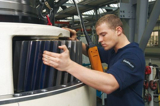 Damit Zahnräder von Windkraftanlagen sanft und leise ineinander-gleiten, ist bei der Fertigung Präzision gefragt. Um die Maßhaltigkeit zu prüfen, werden die Zahnflanken gemessen.Bild: Eickhoff Damit Zahnräder von Windkraftanlagen sanft und leise ineinander-gleiten, ist bei der Fertigung Präzision gefragt. Um die Maßhaltigkeit zu prüfen, werden die Zahnflanken gemessen.Bild: Eickhoff