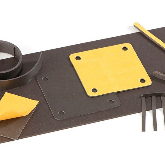 Die Gravi-Flex-Magnetfolie 190 von Schallenkammer bietet hohe Haftkraft und ist geeignet für die Herstellung von Stanzteilen, Streifen oder Platten, die als Maschinenelemente oder Zulieferteile verbaut werden. Die Gravi-Flex-Magnetfolie 190 von Schallenkammer bietet hohe Haftkraft und ist geeignet für die Herstellung von Stanzteilen, Streifen oder Platten, die als Maschinenelemente oder Zulieferteile verbaut werden.
