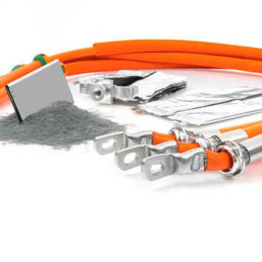 Mit dem von Telsonic erfundenen torsionalen Verfahren lassen sich beim Batterieschweißen komplexeste Anforderungen erfüllen. Mit dem von Telsonic erfundenen torsionalen Verfahren lassen sich beim Batterieschweißen komplexeste Anforderungen erfüllen.