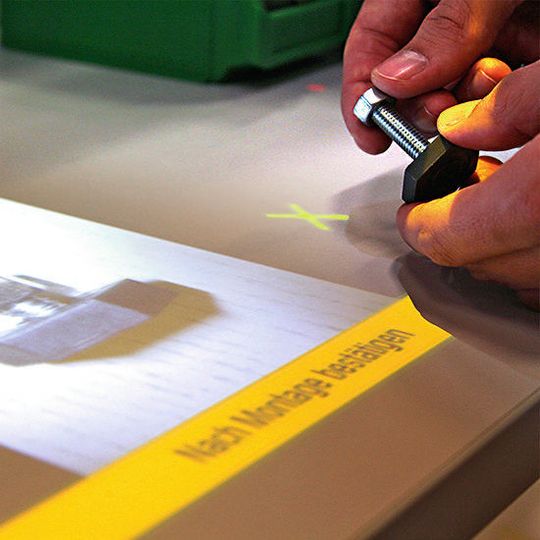 Schritt für Schritt: Bilder und Videos aller Montageschritte werden auf die Arbeitsfläche des intelligenten Montageplatzes projiziert, den Miele gemeinsam mit dem Fraunhofer-Anwendungszentrum für industrielle Automation IOSB-INA entwickelt hat. Schritt für Schritt: Bilder und Videos aller Montageschritte werden auf die Arbeitsfläche des intelligenten Montageplatzes projiziert, den Miele gemeinsam mit dem Fraunhofer-Anwendungszentrum für industrielle Automation IOSB-INA entwickelt hat.