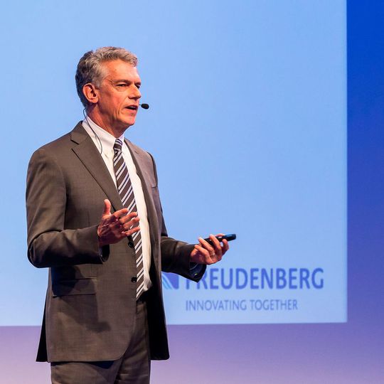 Dr. Theodore Duclos spricht auf dem Leichtbau-Gipfel 2017 über Leichtbau bei Dichtungen und Funktionsintegration. Dr. Theodore Duclos spricht auf dem Leichtbau-Gipfel 2017 über Leichtbau bei Dichtungen und Funktionsintegration.
