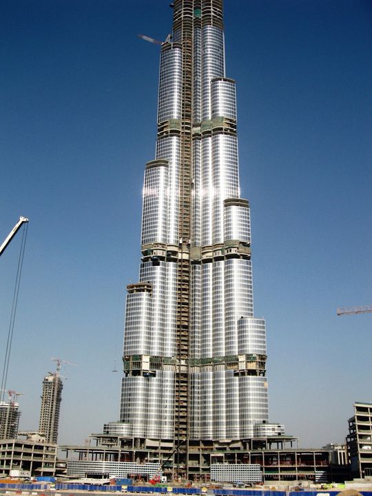 Die Projektpartner Thyssen-Krupp Nirosta und Strukturmetall lieferten für den Burj-Tower die Edelstahlbänder für Fassadenverkleidung. Die Projektpartner Thyssen-Krupp Nirosta und Strukturmetall lieferten für den Burj-Tower die Edelstahlbänder für Fassadenverkleidung.