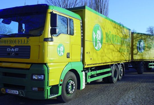 Bei Römerquelle werden jährlich etwa 150 Mio. Liter natürliches Mineralwasser abgefüllt, gelagert, kommissioniert und versendet.Bild: Römerquelle Bei Römerquelle werden jährlich etwa 150 Mio. Liter natürliches Mineralwasser abgefüllt, gelagert, kommissioniert und versendet.Bild: Römerquelle