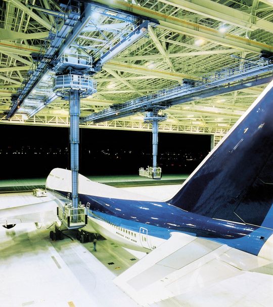 Besondere Fertigungs- oder Serviceprozesse erfordern individuelle Lösungen: Eine Krananlage ermöglicht den all- seitigen Zugang zu den Wartungspunkten eines Jumbo-Jets.Bild: Demag Cranes & Components Besondere Fertigungs- oder Serviceprozesse erfordern individuelle Lösungen: Eine Krananlage ermöglicht den all- seitigen Zugang zu den Wartungspunkten eines Jumbo-Jets.Bild: Demag Cranes & Components