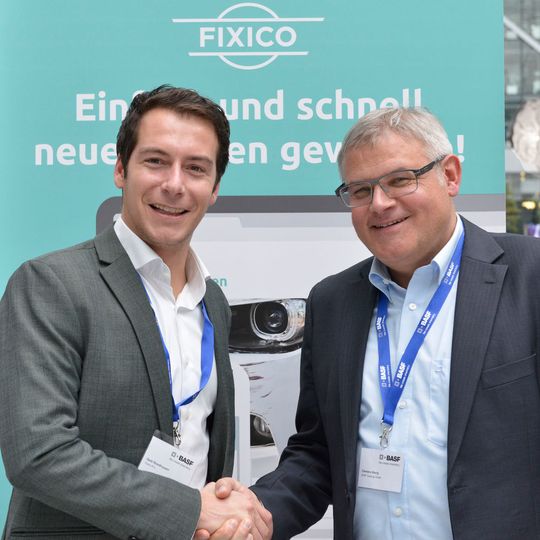 Derk Roodhuyzen (Fixico l.) und Clemens Bierig (BASF Coatings) besiegelten die Kooperation. Derk Roodhuyzen (Fixico l.) und Clemens Bierig (BASF Coatings) besiegelten die Kooperation.
