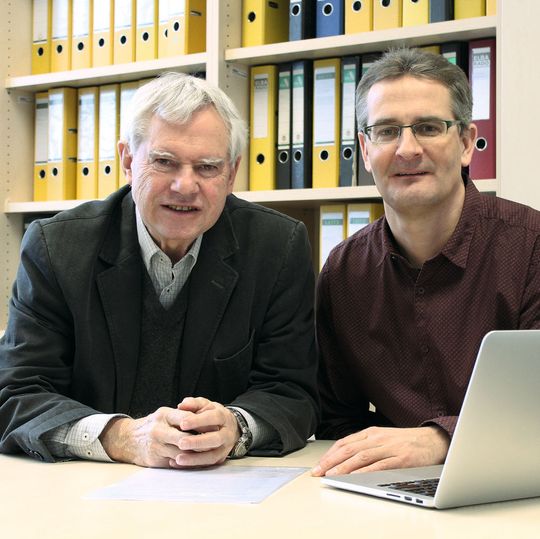 Prof. Dr. Alfred Pühler (links) und Dr. Alexander Sczyrba (rechts), CeBiTec, Universität Bielefeld Prof. Dr. Alfred Pühler (links) und Dr. Alexander Sczyrba (rechts), CeBiTec, Universität Bielefeld