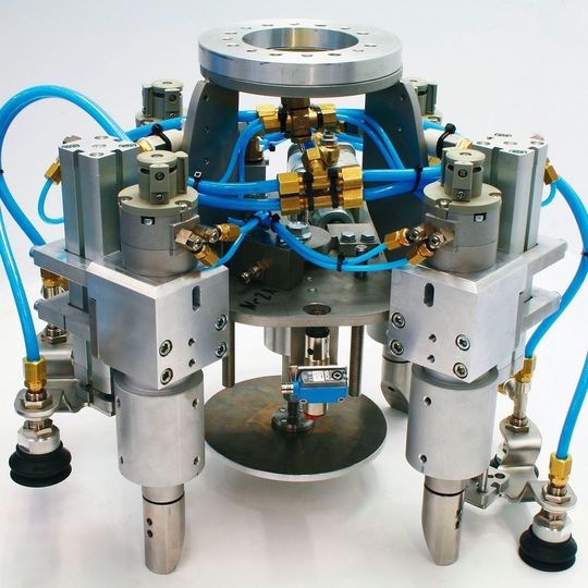 Eimergreifer mit Multifunktion: Zur Hannover-Messe stellt Roteg seine Steuerungs- und Greiftechnik besonders heraus. Eimergreifer mit Multifunktion: Zur Hannover-Messe stellt Roteg seine Steuerungs- und Greiftechnik besonders heraus.