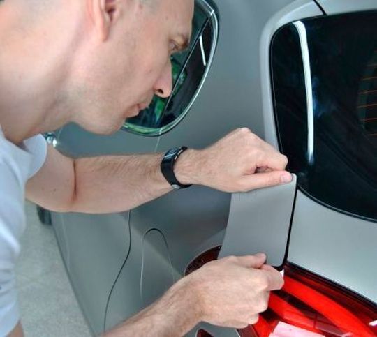 Der aktuelle Leitfaden unterstützt den Lackierer bei der möglichst originalgetreuen Nachbildung der matten Struktureffekte der Peugeot Serienfarbtöne „Ice Silver“ und „Ice Grey“. Der aktuelle Leitfaden unterstützt den Lackierer bei der möglichst originalgetreuen Nachbildung der matten Struktureffekte der Peugeot Serienfarbtöne „Ice Silver“ und „Ice Grey“.