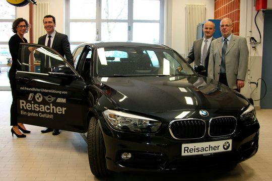 Gemeinsam für die Ausbildung: (v. li.) Petra Brandl (Geschäftsführerin der Kfz-Innung Schwaben), Dusan Plevnik (Geschäftsleiter Autohaus Augsburg), Stefan Hörnlein (Gebietsleiter Aftersales BMW Group, Region Süd) und Helmut Schmid (Ausbildungsleiter der Kfz-Innung Schwaben). Gemeinsam für die Ausbildung: (v. li.) Petra Brandl (Geschäftsführerin der Kfz-Innung Schwaben), Dusan Plevnik (Geschäftsleiter Autohaus Augsburg), Stefan Hörnlein (Gebietsleiter Aftersales BMW Group, Region Süd) und Helmut Schmid (Ausbildungsleiter der Kfz-Innung Schwaben).
