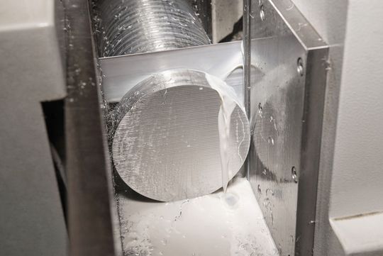 KASTOtec F 4 est une machine à scier, avec un ruban automatique haute performance, conçue pour scier des produits ronds, carrés ou plats ainsi que des tubes et des profilés de toutes les qualités. KASTOtec F 4 est une machine à scier, avec un ruban automatique haute performance, conçue pour scier des produits ronds, carrés ou plats ainsi que des tubes et des profilés de toutes les qualités.