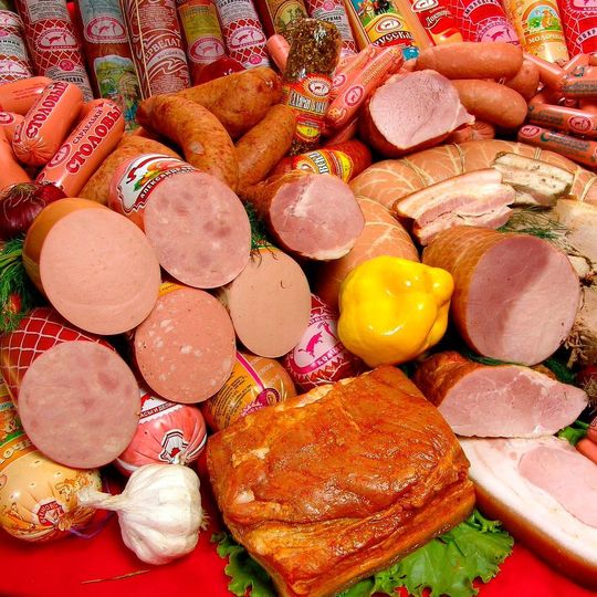 Unter anderem Fleisch und Wurst hat ein Prüfingenieur dafür erhalten, dass er Autos durch die HU gewunken hatte. Unter anderem Fleisch und Wurst hat ein Prüfingenieur dafür erhalten, dass er Autos durch die HU gewunken hatte.