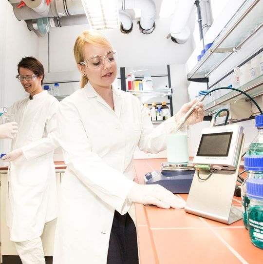 Die Systeme von Sensaction messen Konzentrationen in Flüssigkeiten mithilfe akustischer Oberflächenwellen. Die Systeme von Sensaction messen Konzentrationen in Flüssigkeiten mithilfe akustischer Oberflächenwellen.