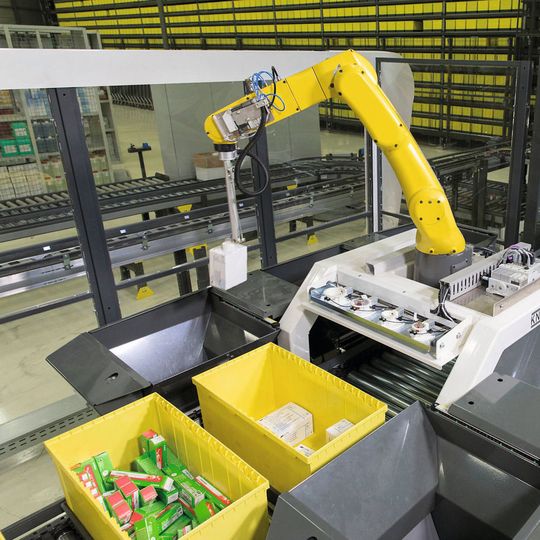 Der Pick-it-Easy Robot von Knapp entnimmt den Artikel und übergibt ihn an den Zielbehälter. Der Pick-it-Easy Robot von Knapp entnimmt den Artikel und übergibt ihn an den Zielbehälter.