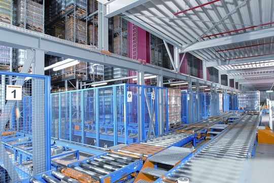 Die Fördertechnik führt die bestückten Paletten direkt von der Produktion zur Einlagerung ins Hochregallager. Bild: SSI Schäfer Die Fördertechnik führt die bestückten Paletten direkt von der Produktion zur Einlagerung ins Hochregallager. Bild: SSI Schäfer