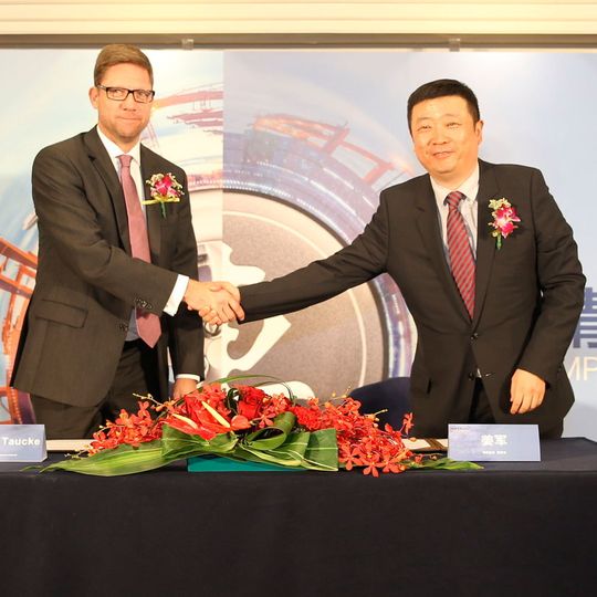 Vertragsunterzeichnung in Shanghai (v.l.): Carsten Taucke, CEO Impterial Logistics International, und Sincero-CEO Jiang Jun. Vertragsunterzeichnung in Shanghai (v.l.): Carsten Taucke, CEO Impterial Logistics International, und Sincero-CEO Jiang Jun.