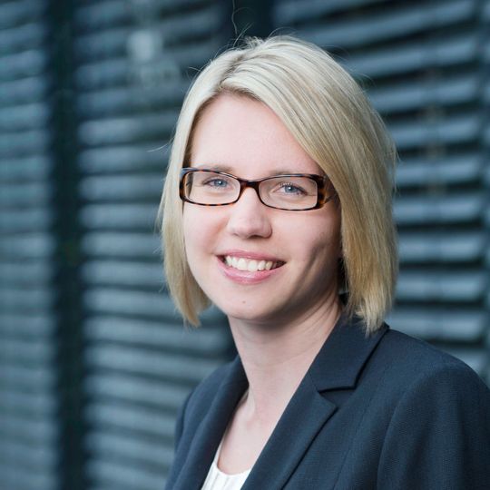 Dr. Eva Stüber vom Institut für Handelsforschung referiert auf den Autovertriebstagen 2017 über Multichannel-Marketing im Automobilhandel. Dr. Eva Stüber vom Institut für Handelsforschung referiert auf den Autovertriebstagen 2017 über Multichannel-Marketing im Automobilhandel.