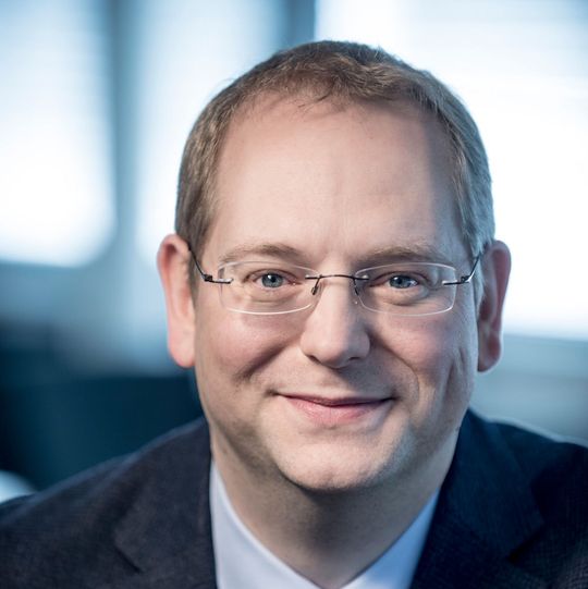 Thomas Richter hat an der Technischen Universität Darmstadt Chemie studiert und anschließend in der Fachrichtung Technische Chemie sein Promotionsstudium absolviert. Thomas Richter hat an der Technischen Universität Darmstadt Chemie studiert und anschließend in der Fachrichtung Technische Chemie sein Promotionsstudium absolviert.