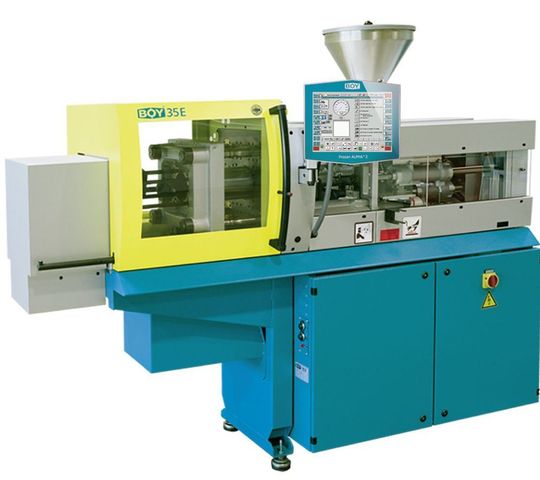 Eine Spritzgießmaschine des Typs BOY 35 E mit 350 kN Schließkraft hat das Rennen um die bessere Energiebilanz gegen eine nichteuropäische, vollelektrische Vergleichsanlage mit 400 kN mit Abstand für sich entschieden. Eine Spritzgießmaschine des Typs BOY 35 E mit 350 kN Schließkraft hat das Rennen um die bessere Energiebilanz gegen eine nichteuropäische, vollelektrische Vergleichsanlage mit 400 kN mit Abstand für sich entschieden.