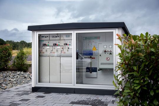 Mit ihr wird das Stromnetz smart: Die intelligente Ortnetzstation des Ingenieurbüros Pfeffer ermöglicht mit Komponenten von Wago das Messen, Steuern, Regeln und Fernwirken. Mit ihr wird das Stromnetz smart: Die intelligente Ortnetzstation des Ingenieurbüros Pfeffer ermöglicht mit Komponenten von Wago das Messen, Steuern, Regeln und Fernwirken.