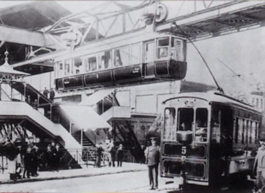 Wagen Nummer 3 der Wuppertaler Schwebebahn an der Station Breite Straße (heute Robert-Daum-Platz).
