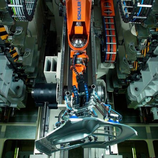 Schuler stattet Borgward mit einer Servo-Pressenlinie aus. Schuler stattet Borgward mit einer Servo-Pressenlinie aus.