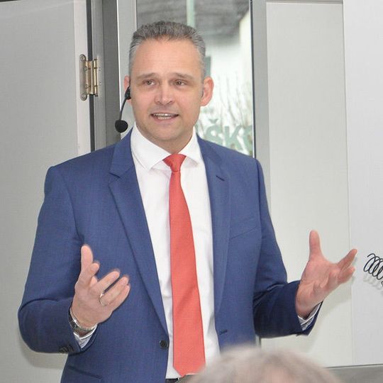 Roger Seidel, Geschäftsführer des Landesverbands des hessischen Kfz-Gewerbes, verteidigt den Dieselantrieb gegen Stimmen, die ihn als alleinigen Sünder der Abgasemissionen abstempeln wollen. Roger Seidel, Geschäftsführer des Landesverbands des hessischen Kfz-Gewerbes, verteidigt den Dieselantrieb gegen Stimmen, die ihn als alleinigen Sünder der Abgasemissionen abstempeln wollen.