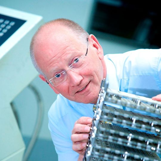 LK-Mechanik-Geschäftsführer Friedhelm Kraft: „Wir haben uns früh eingestellt auf die steigenden QM-Ansprüche unserer Medizintechnikkunden. Derzeit verfolgen wir unsere Re-Auditierung nach DIN ISO 9001:2018 und befassen uns mit der DIN ISO 13485.“ LK-Mechanik-Geschäftsführer Friedhelm Kraft: „Wir haben uns früh eingestellt auf die steigenden QM-Ansprüche unserer Medizintechnikkunden. Derzeit verfolgen wir unsere Re-Auditierung nach DIN ISO 9001:2018 und befassen uns mit der DIN ISO 13485.“