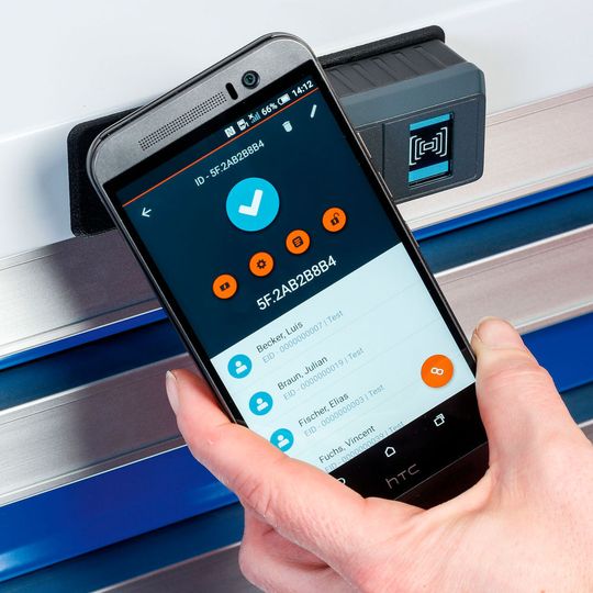 Über ein mobiles Android-Gerät mit NFC-Schnittstelle können Schlösser und Mitarbeiter bequem per App verwaltet werden. Über ein mobiles Android-Gerät mit NFC-Schnittstelle können Schlösser und Mitarbeiter bequem per App verwaltet werden.