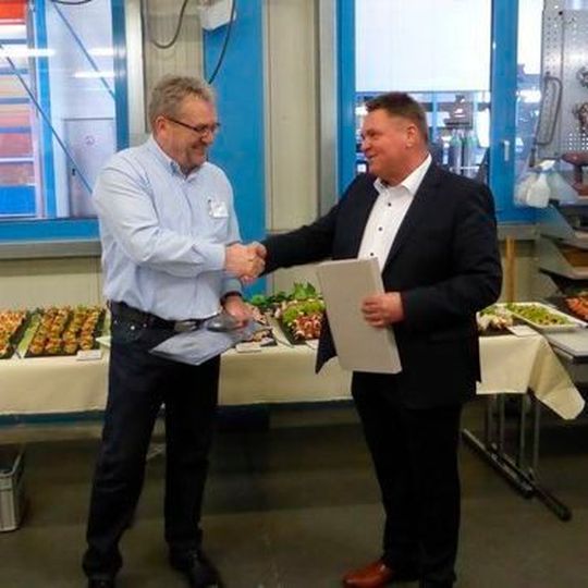 VdLB-Vorsitzender Jürgen Bickel bedankt sich bei Bernd Kunze, Kunze GmbH, für die Einladung nach Herzberg. VdLB-Vorsitzender Jürgen Bickel bedankt sich bei Bernd Kunze, Kunze GmbH, für die Einladung nach Herzberg.