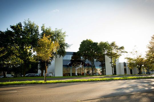 Im September 2015 eröffnete Dresen am Hauptsitz der Gruppe in der Neusser Moselstraße einen Ford-Store. Im September 2015 eröffnete Dresen am Hauptsitz der Gruppe in der Neusser Moselstraße einen Ford-Store.