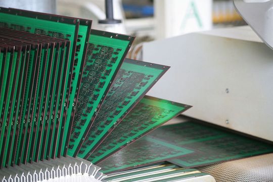 Leiterplattenprototypen: Es gehört viel Wissen und Erfahrung dazu, die Fertigungstoleranzen so klein wie möglich zu halten. Leiterplattenprototypen: Es gehört viel Wissen und Erfahrung dazu, die Fertigungstoleranzen so klein wie möglich zu halten.