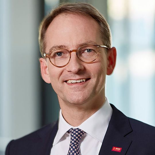 Dr. Martin Jung leitet seit dem 1. März 2017 den globalen Geschäftsbereich Surface Treatment bei BASF Coatings. Dr. Martin Jung leitet seit dem 1. März 2017 den globalen Geschäftsbereich Surface Treatment bei BASF Coatings.