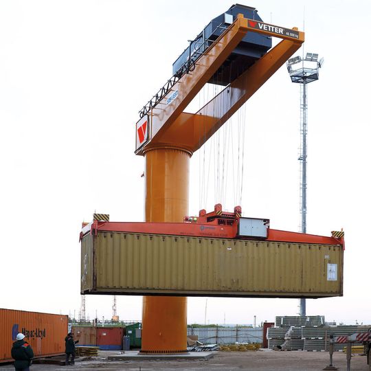 Schwenkkran für den Containerumschlag. Schwenkkran für den Containerumschlag.